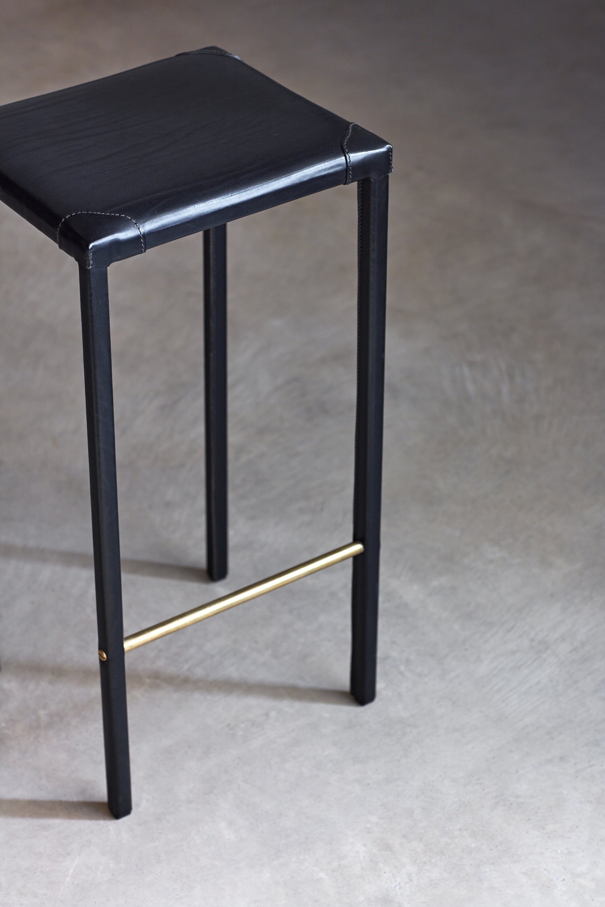 SABLE STOOL - blackcurrant
